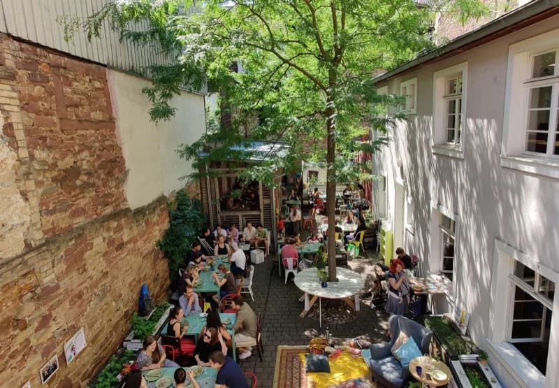 Fest feiern im Innenhof der Kulturküche