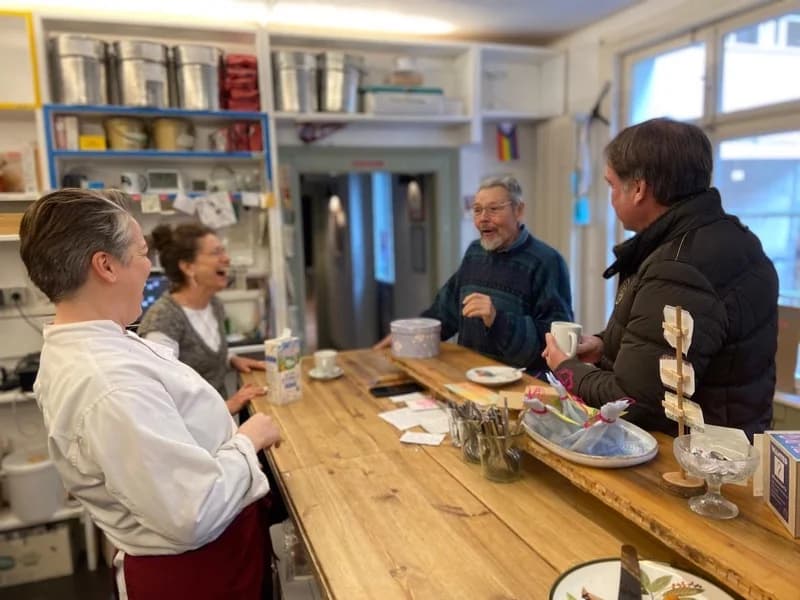 Fördermitglieder im Gespräch in der Kulturküche